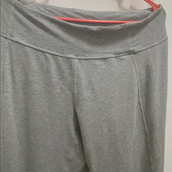 Lululemon beautiful yoga pants open two sides to be comfy when moving around. - Picture 11 of 11